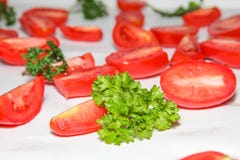 Il fondo fatto dal lotto di rosso fresco ha affettato i pomodori Fotografia Stock Il fondo fatto dal lotto di rosso fresco ha affettato i pomodori Fotografia Stock