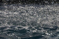 Il fondo, struttura di caduta spruzza sulla superficie dell'acqua fotografia stock libera da diritti Il fondo, struttura di caduta spruzza sulla superficie dell'acqua fotografia stock libera da diritti