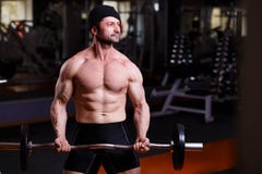 Il forte adulto in buona salute ha strappato l'uomo con i grandi muscoli che si prepara con la b fotografia stock libera da diritti Il forte adulto in buona salute ha strappato l'uomo con i grandi muscoli che si prepara con la b fotografia stock libera da diritti