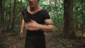 Il funzionamento dell'uomo nella foresta 4K stock footage Il funzionamento dell'uomo nella foresta 4K stock footage
