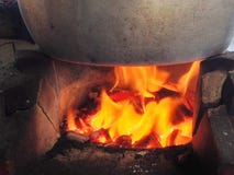 Il fuoco nella stufa riscalda il vaso sulla cima fotografie stock libere da diritti Il fuoco nella stufa riscalda il vaso sulla cima fotografie stock libere da diritti