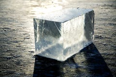 Il ghiaccio del blocco di ghiaccio è l'acqua congelata in un semi conduttore fotografia stock libera da diritti Il ghiaccio del blocco di ghiaccio è l'acqua congelata in un semi conduttore fotografia stock libera da diritti