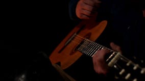 Il giocatore di chitarra maschio gioca la musica e la canzone di canto Uomo che gioca musica della chitarra video d archivio Il giocatore di chitarra maschio gioca la musica e la canzone di canto Uomo che gioca musica della chitarra video d archivio