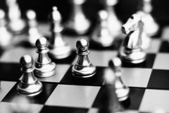 Il gioco di scacchiera, il concetto competitivo di affari, incontri del pegno danneggia la situazione contro il forte gruppo immagini stock libere da diritti Il gioco di scacchiera, il concetto competitivo di affari, incontri del pegno danneggia la situazione contro il forte gruppo immagini stock libere da diritti