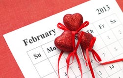 Il giorno del biglietto di S. Valentino in calendario con i cuori rossi Immagini Stock Libere da Diritti