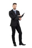 Il giovane affare sicuro della tenuta del responsabile archiva con lavoro di ufficio immagine stock Il giovane affare sicuro della tenuta del responsabile archiva con lavoro di ufficio immagine stock