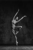 Il giovane bello ballerino sta posando in studio fotografia stock Il giovane bello ballerino sta posando in studio fotografia stock