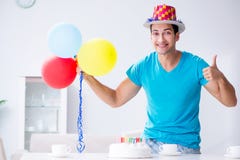 Il giovane che celebra compleanno da solo a casa fotografie stock libere da diritti Il giovane che celebra compleanno da solo a casa fotografie stock libere da diritti