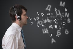 Il giovane con le cuffie sta parlando nelle lingue straniere differenti illustrazione vettoriale Il giovane con le cuffie sta parlando nelle lingue straniere differenti illustrazione vettoriale