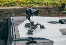 Il giunto cardanico della macchina fotografica sullo steadicam dell'automobile tiene sui polloni sull'automobile automatica fotografia stock libera da diritti Il giunto cardanico della macchina fotografica sullo steadicam dell'automobile tiene sui polloni sull'automobile automatica fotografia stock libera da diritti