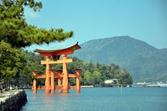 Il grande torii di Miyamjima, santuario di Itsukushima - isola Giappone di Miyajima fotografia stock Il grande torii di Miyamjima, santuario di Itsukushima - isola Giappone di Miyajima fotografia stock