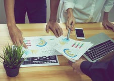 Il gruppo che aiuta il lavoro di lampo di genio per raggiungere lo scopo, lavoro di squadra di concetto che ha la tecnologia per immagine stock Il gruppo che aiuta il lavoro di lampo di genio per raggiungere lo scopo, lavoro di squadra di concetto che ha la tecnologia per immagine stock