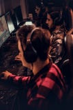 Il gruppo dei gamers adolescenti gioca in un video gioco con diversi giocatori sul pc in un club di gioco fotografia stock libera da diritti Il gruppo dei gamers adolescenti gioca in un video gioco con diversi giocatori sul pc in un club di gioco fotografia stock libera da diritti