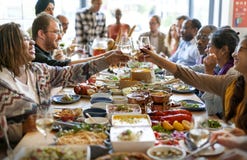 Il gruppo di diversa gente sta pranzando insieme fotografia stock libera da diritti Il gruppo di diversa gente sta pranzando insieme fotografia stock libera da diritti