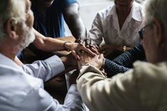 Il gruppo di persone che si tengono per mano che prega il culto crede immagini stock Il gruppo di persone che si tengono per mano che prega il culto crede immagini stock