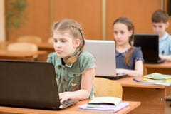 Il gruppo di scuola elementare scherza il lavoro insieme nella classe del computer immagine stock Il gruppo di scuola elementare scherza il lavoro insieme nella classe del computer immagine stock
