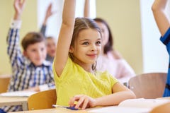 Il gruppo di scuola scherza con i taccuini in aula