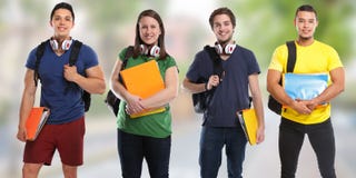 Il gruppo di studenti studia i giovani dell'insegna della città di istruzione fotografie stock Il gruppo di studenti studia i giovani dell'insegna della città di istruzione fotografie stock