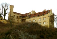 Il Hohenschwangau del tipo di fatato alla sommità del fogliame di caduta in Baviera Fotografia Stock Libera da Diritti Il Hohenschwangau del tipo di fatato alla sommità del fogliame di caduta in Baviera Fotografia Stock Libera da Diritti