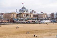 Il Kurhaus lungo il boulevard con nella parte anteriore la spiaggia di Scheveningen nei Paesi Bassi fotografia stock libera da diritti Il Kurhaus lungo il boulevard con nella parte anteriore la spiaggia di Scheveningen nei Paesi Bassi fotografia stock libera da diritti
