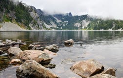 Il lago snow fotografia stock libera da diritti Il lago snow fotografia stock libera da diritti