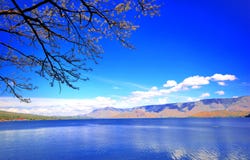 Il lago Toba un giorno soleggiato guarda la bellezza fotografie stock libere da diritti Il lago Toba un giorno soleggiato guarda la bellezza fotografie stock libere da diritti