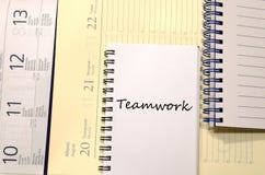 Il lavoro di squadra scrive sul taccuino fotografia stock Il lavoro di squadra scrive sul taccuino fotografia stock