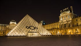 Il Louvre di Parigi in Francia di notte fotografia stock libera da diritti Il Louvre di Parigi in Francia di notte fotografia stock libera da diritti