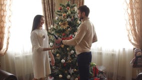 Il marito dà il regalo di Natale alla sua moglie video d archivio Il marito dà il regalo di Natale alla sua moglie video d archivio