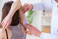 Il medico che controlla flessibilità unita dei pazienti immagine stock Il medico che controlla flessibilità unita dei pazienti immagine stock