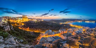 IL-Mellieha, Malta - la opinión panorámica hermosa del horizonte de la ciudad de Mellieha después de la puesta del sol con la igl Imagenes de archivo IL-Mellieha, Malta - la opinión panorámica hermosa del horizonte de la ciudad de Mellieha después de la puesta del sol con la igl Imagenes de archivo