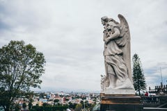 IL MESSICO - 20 SETTEMBRE: Statue di angelo custode situate alle colline ed al paesaggio urbano di Tepeyac nei precedenti Immagine Stock Libera da Diritti IL MESSICO - 20 SETTEMBRE: Statue di angelo custode situate alle colline ed al paesaggio urbano di Tepeyac nei precedenti Immagine Stock Libera da Diritti