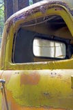 Il metallo rustico su un camion abbandonato immagine stock Il metallo rustico su un camion abbandonato immagine stock