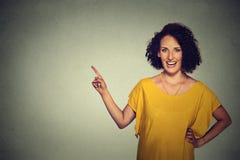 Il mezzo attraente ha invecchiato la donna che indica al fondo grigio in bianco della parete fotografia stock libera da diritti Il mezzo attraente ha invecchiato la donna che indica al fondo grigio in bianco della parete fotografia stock libera da diritti