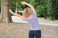Il mezzo sano ha invecchiato la donna che fa la forma fisica che allunga all'aperto Fotografia Stock Libera da Diritti Il mezzo sano ha invecchiato la donna che fa la forma fisica che allunga all'aperto Fotografia Stock Libera da Diritti