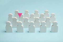 Il migliore impiegato nel gruppo Concorrenza, selezione per la posizione Figure bianche della gente su un fondo blu, affare fotografia stock libera da diritti Il migliore impiegato nel gruppo Concorrenza, selezione per la posizione Figure bianche della gente su un fondo blu, affare fotografia stock libera da diritti