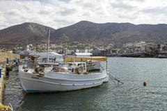 Il molo del porto in Hersonissos, Creta Porta con i pescherecci immagine stock Il molo del porto in Hersonissos, Creta Porta con i pescherecci immagine stock