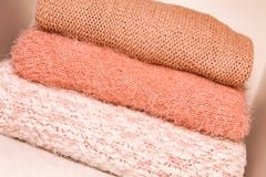 Il mucchio dell'autunno e dell'inverno ha tricottato i maglioni su uno scaffale domestico del guardaroba Vestiti moderni di modo immagini stock Il mucchio dell'autunno e dell'inverno ha tricottato i maglioni su uno scaffale domestico del guardaroba Vestiti moderni di modo immagini stock