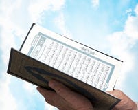 Il musulmano passa il Quran della holding fotografia stock libera da diritti Il musulmano passa il Quran della holding fotografia stock libera da diritti