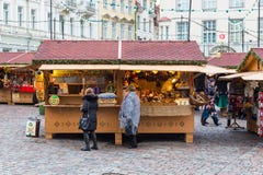 Il Natale commercializza alla città Hall Square del ` s di Tallinn fotografia stock Il Natale commercializza alla città Hall Square del ` s di Tallinn fotografia stock