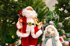 Il Natale gioca, la ragazza della neve accanto a Santa Claus fotografia stock Il Natale gioca, la ragazza della neve accanto a Santa Claus fotografia stock