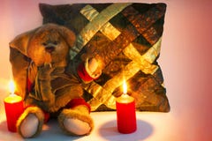 Il Natale sopporta e un cuscino su un fondo pulito fotografie stock libere da diritti Il Natale sopporta e un cuscino su un fondo pulito fotografie stock libere da diritti