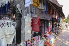 Il negozio di ricordo a Bali che vende le varie materie per il turista Immagini Stock Libere da Diritti Il negozio di ricordo a Bali che vende le varie materie per il turista Immagini Stock Libere da Diritti