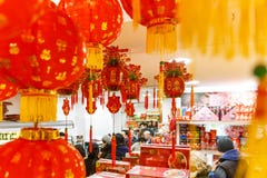 Il negozio a Londra ha decorato per il nuovo anno cinese immagine stock Il negozio a Londra ha decorato per il nuovo anno cinese immagine stock