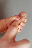 Il neonato tiene il papà dal dito con una piccola mano Padre e lui bambino Concetto 'nucleo familiare' felice fotografia stock Il neonato tiene il papà dal dito con una piccola mano Padre e lui bambino Concetto 'nucleo familiare' felice fotografia stock