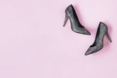 Il nero alla moda di modo calza i tacchi alti su fondo rosa Disposizione piana, fondo d'avanguardia di vista superiore Sguardo de fotografie stock Il nero alla moda di modo calza i tacchi alti su fondo rosa Disposizione piana, fondo d'avanguardia di vista superiore Sguardo de fotografie stock