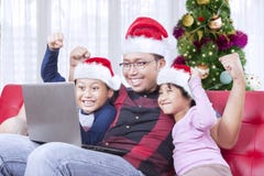 Il padre con i bambini osserva felice tempo di Natale immagine stock libera da diritti Il padre con i bambini osserva felice tempo di Natale immagine stock libera da diritti