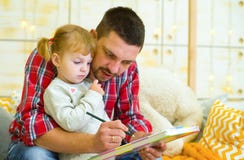 Il padre di Cary insegna alla figlia del bambino a disegnare fotografia stock Il padre di Cary insegna alla figlia del bambino a disegnare fotografia stock