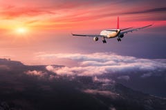 Il paesaggio con il grande aeroplano bianco del passeggero sta volando fotografia stock libera da diritti Il paesaggio con il grande aeroplano bianco del passeggero sta volando fotografia stock libera da diritti