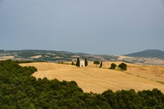 Il paesaggio toscano con una piccola chiesa all'orizzonte surronded la b fotografia stock libera da diritti Il paesaggio toscano con una piccola chiesa all'orizzonte surronded la b fotografia stock libera da diritti
